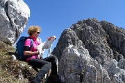 76 Piccola croce posta da alpinisti CAI-Val Serina sui torrioni in cresta d'Alben